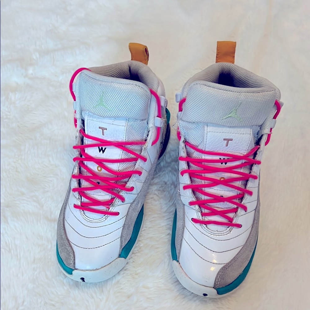 Jordan 12 White/Vapor Green-Photo dust. Size 4 Big Kids